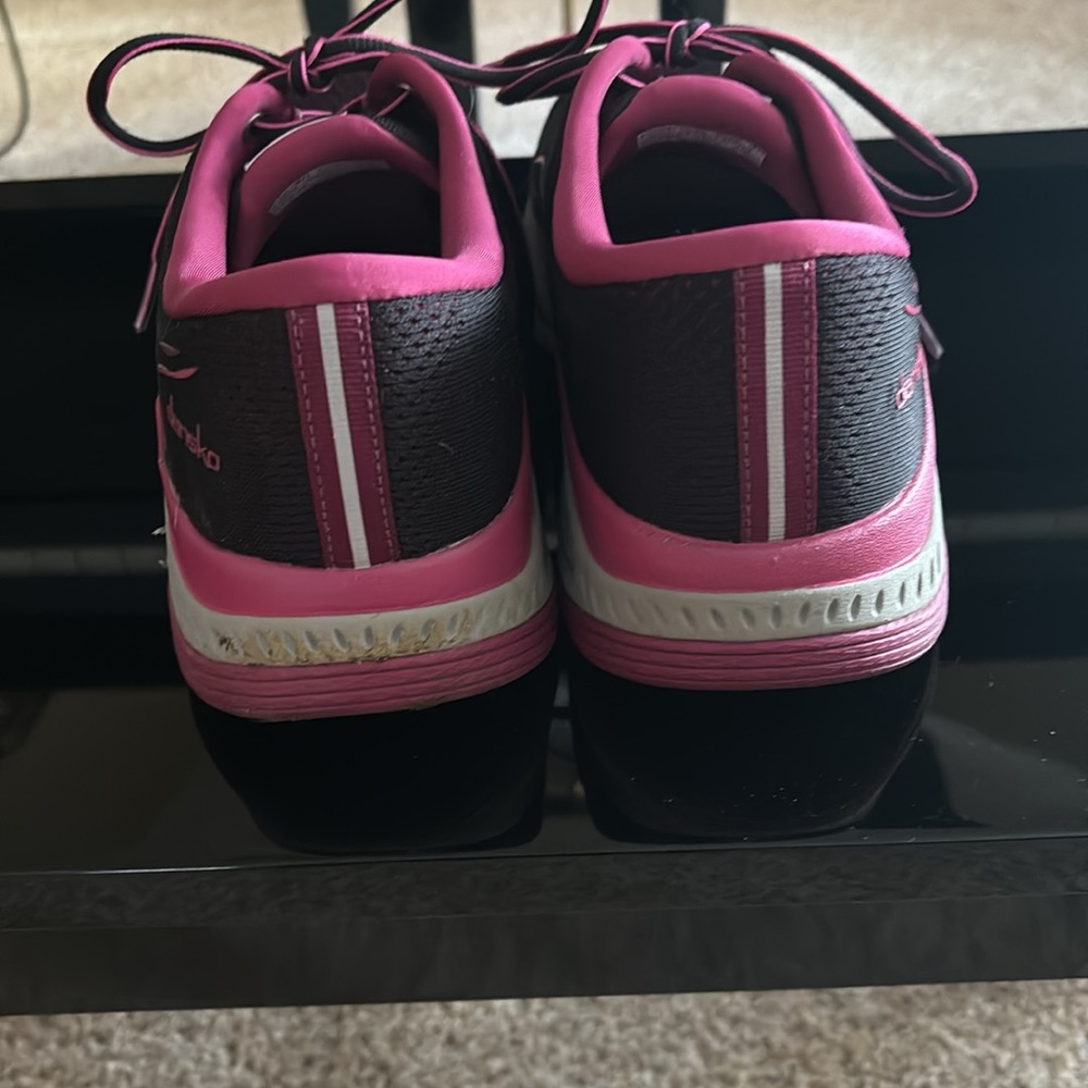 black athletic shoes size 40, gently worn in good condition. - Picture 5 of 7